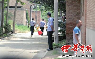 昨日，西安市閻良區(qū)譚家村，警方在事發(fā)的孫某家里勘查現(xiàn)場后，將提取的物證帶走 記者 黃利健 攝