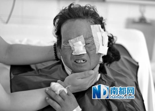 受狼群襲擊受傷較重的村民在接受救治。C FP圖片