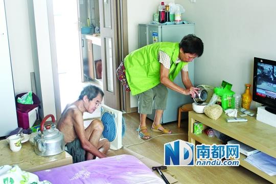 居民徐阿姨去看望何譚送老人，并送去熱湯