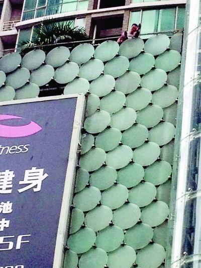 環(huán)亞廣場5樓露臺上，有一男子揚言跳樓。