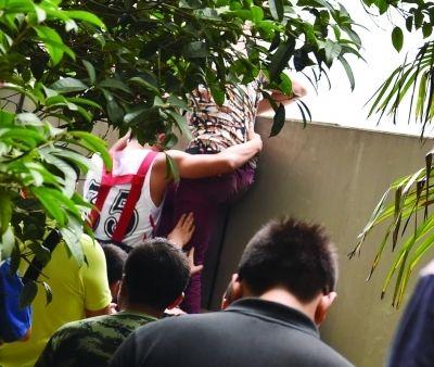 2小時后，該包工頭終于被抱下來了。