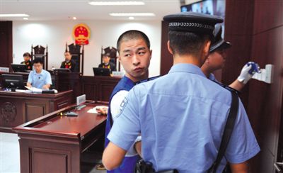 宣判后，馬凱被帶出法庭時，沖著旁聽席上的姐姐喊道：“照顧好媽”。