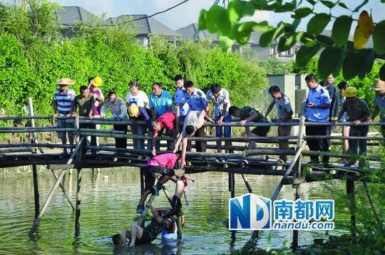 救援人員合力打撈起落水女孩，后經(jīng)醫(yī)護人員確認(rèn)已經(jīng)死亡。受訪者供圖