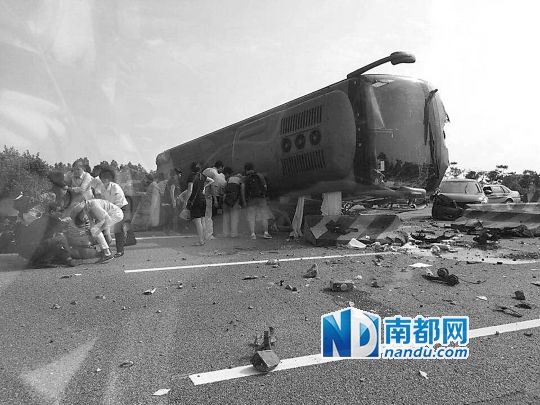 現(xiàn)場(chǎng)大客車(chē)側(cè)翻，玻璃碎落一地，車(chē)身卡在路邊水泥護(hù)欄上。 目擊者供圖