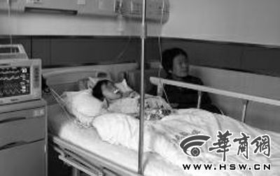 昨日下午，在延長(zhǎng)縣醫(yī)院，外婆守在5歲的黑鈺雅病床前