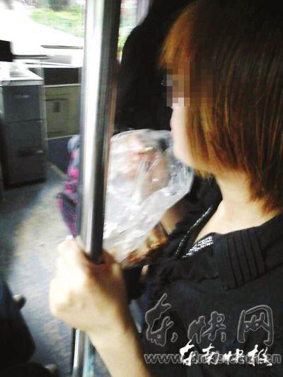 擁擠的公交車內(nèi)，這位姑娘正在嚼螃蟹網(wǎng)友供圖