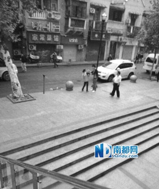 10月18日，武漢一男子抓住環(huán)衛(wèi)工打耳光。