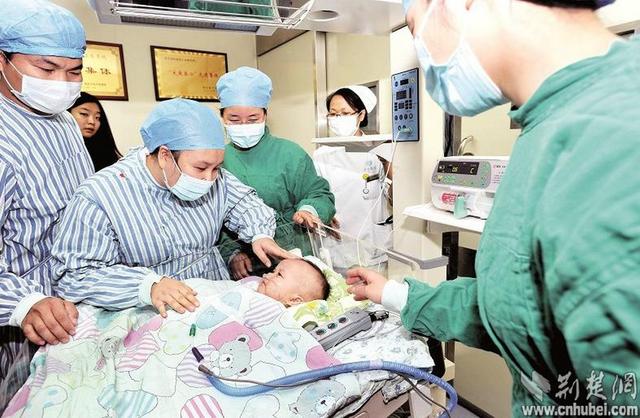 圖為：成功進行心臟移植手術后，小患者平安度過術后危險期，14日轉入普通隔離病房 （攝影 魏錸）