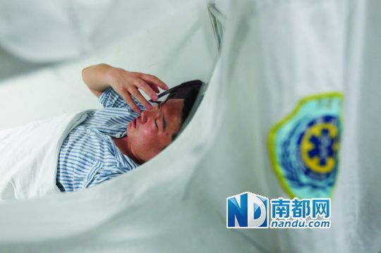 19日，北大深圳醫(yī)院，透過被撕破的工作服，急診科醫(yī)護人員申洪濤身體多處被醉酒男子抓傷。