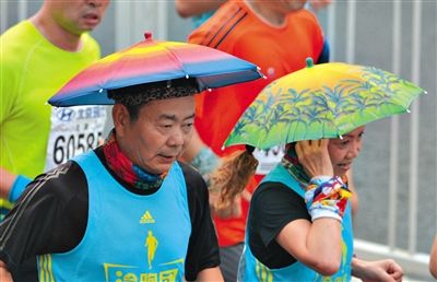 兩名戴著傘帽的參賽者正在參加比賽。