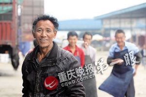 唐再海因為皮膚黝黑，工友們都打趣地稱呼他為“非洲人”。