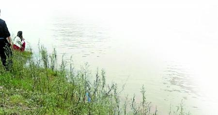 涉事男子和前女友,呆滯地望著滾滾江水。 田女士供圖