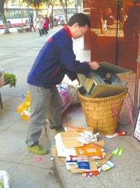 王光偉靠收廢品拾荒為生，每月僅有1000元的微薄收入。