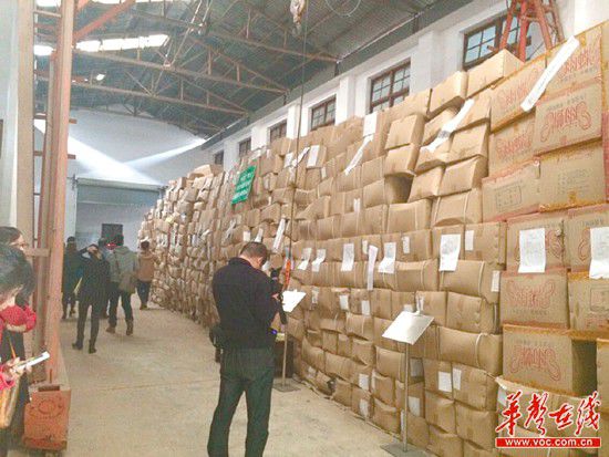 11月5日，執(zhí)法人員清理出來(lái)的假安全套把上千平方米的倉(cāng)庫(kù)堆得滿滿的。