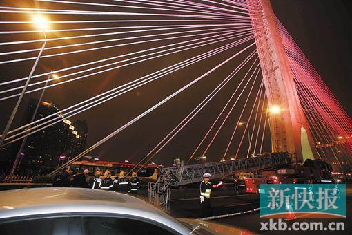 昨日深夜，橋上東側(cè)空出兩條車道用來救援。