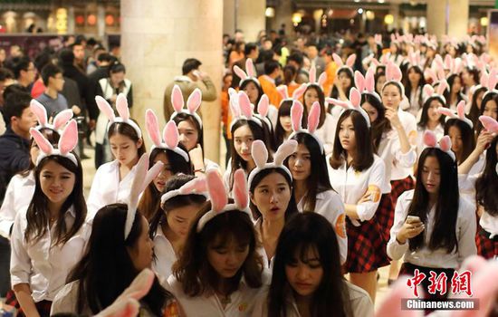 11月11日晚，一百位統(tǒng)一打扮的“兔女郎”現(xiàn)身南京新街口，逛街看電影玩快閃，走到哪里都被圍觀。