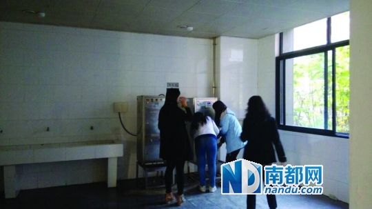 距接熱水的茶房約20米。 南都記者 張少杰 攝