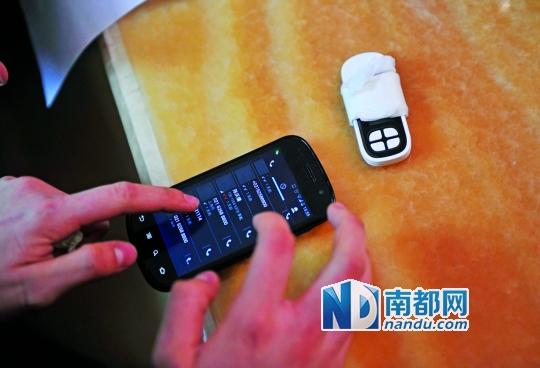 一個號碼為021-62588800的電話自稱上海靜安區(qū)公安分局，騙走了小程148萬。記者 梁煒培 攝