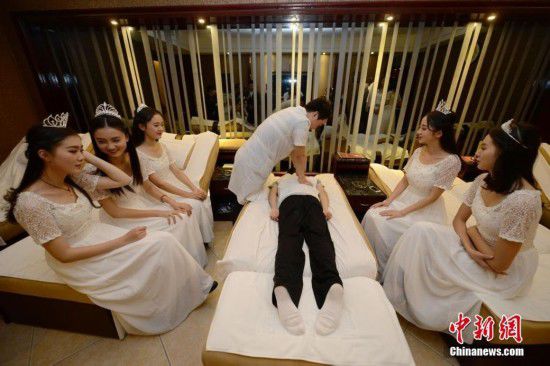 湖南十大?；w到足浴店學(xué)理療按摩(圖)