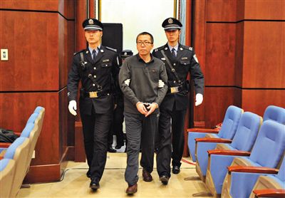 楊秀宇被帶入法庭。昨日，楊秀宇及女下屬盧梅因非法經(jīng)營罪獲刑4年、一年半并處罰金。