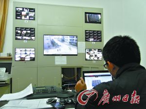 監(jiān)控室就可以看到男生宿舍樓的情況。