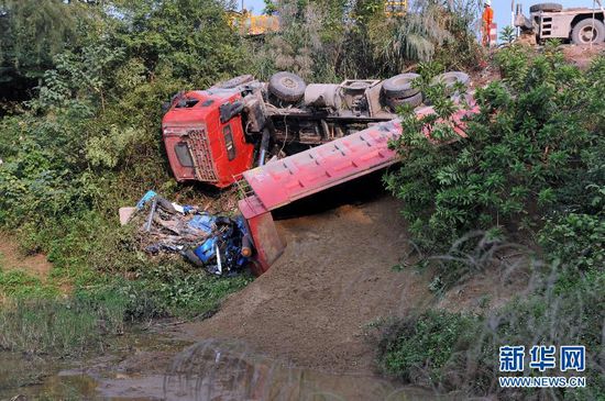 廣西一大貨車(chē)與面包車(chē)相撞致8死 貨車(chē)司機(jī)被控制