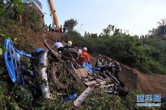 廣西一大貨車(chē)與面包車(chē)相撞致8死 貨車(chē)司機(jī)被控制