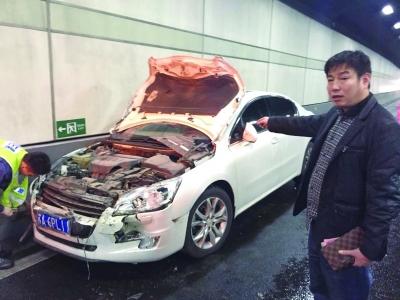 白色標(biāo)致車車頭嚴(yán)重?fù)p毀。