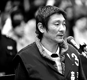 庭審時，鄭東稱自己想隨女兒一起去，請求法院判他死刑立即執(zhí)行