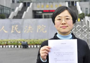 12月3日，起訴代理人出示公訴書。