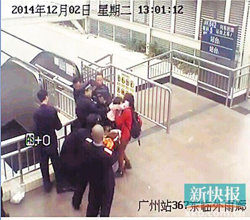 民警果斷將孩子救下,并控制跳樓男子。 通訊員圖(視頻截圖)