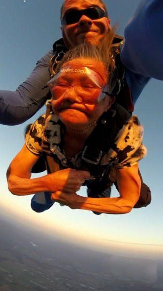 閔老太太正在體驗高空跳傘。