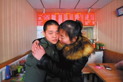 何女士找到了兒子小新后，把兒子緊緊抱在懷里。京華時(shí)報(bào)記者趙思衡攝