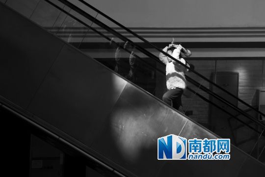 12月12日上午，正佳廣場(chǎng)內(nèi)，任淘淘在扶梯上奔跑玩耍。