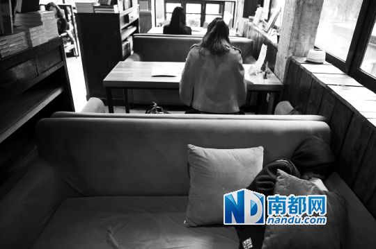 12月12日上午，不打烊書(shū)店里，12歲的楊東吃完午飯后抱著抱枕蜷在沙發(fā)里睡覺(jué)。