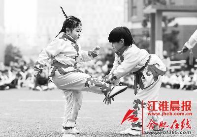 兩名小朋友在進行武術對打表演。