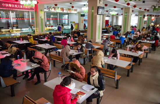 圖為在食堂內(nèi)復(fù)習(xí)的學(xué)生。