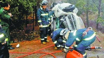 消防官兵正準(zhǔn)備拆車門救人。