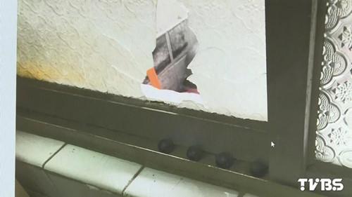 婦人家的窗戶被打出大洞。圖自TVBS網(wǎng)站