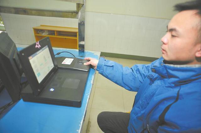 高考報名錄入指紋開始執(zhí)行,在校生由學校統一錄入。