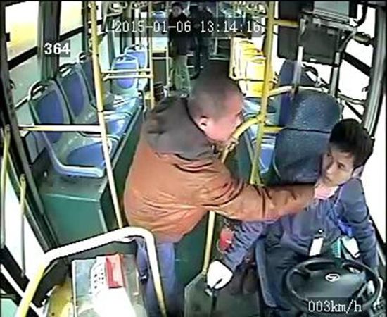 車載監(jiān)控視頻顯示，806路公交車司機袁宋林在車輛行駛中拒絕一乘車男子提出停車的要求后，遭到該男子的反復(fù)毆打。視頻截圖