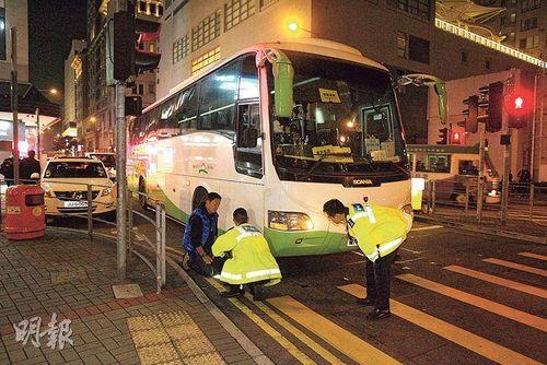 據(jù)香港明報報道，香港西九龍昨(8日)發(fā)生追趕村巴釀成的奪命車禍。
