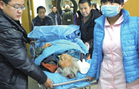 排隊領(lǐng)免費(fèi)白菜，86歲老太摔倒顱內(nèi)出血。