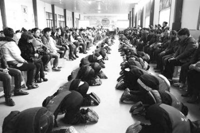 學生們在老師的指導下，一起給父母下跪謝恩。微博截圖