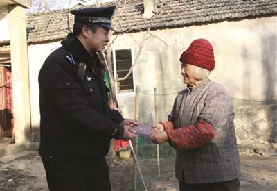 民警將戶口本交給陳奶奶。