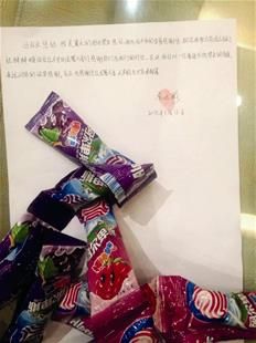 為表謝意，他特意買來(lái)20根棒棒糖送給民警。