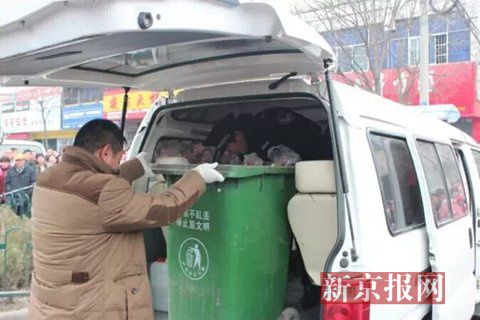 亳州路邊垃圾桶內(nèi)驚現(xiàn)碎尸。網(wǎng)友供圖
