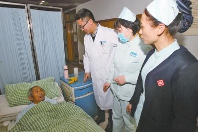 老人病治好了，可他卻一直躺在醫(yī)院的病床上。