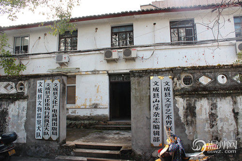 文成縣府大院除了主樓外，其他的基本為磚木結(jié)構(gòu)的兩層小樓