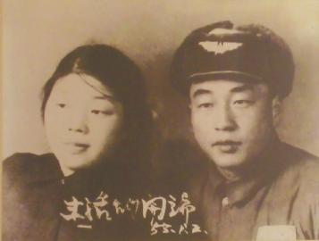 當年的結(jié)婚照老人還保留得很好。
